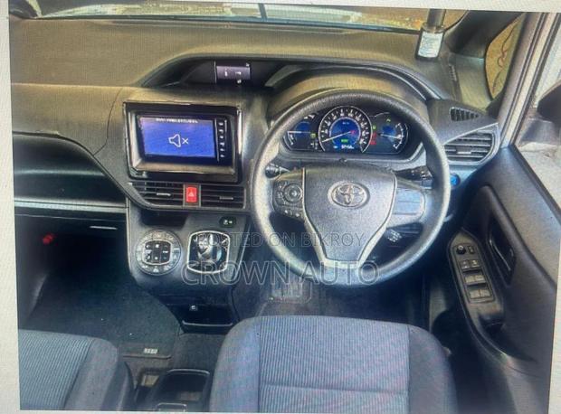 Toyota Noah 2021 Silver