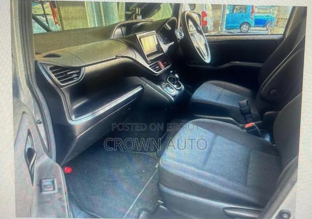 Toyota Noah 2021 Silver