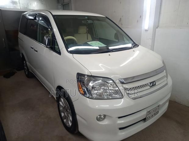 Toyota Noah 2005 White