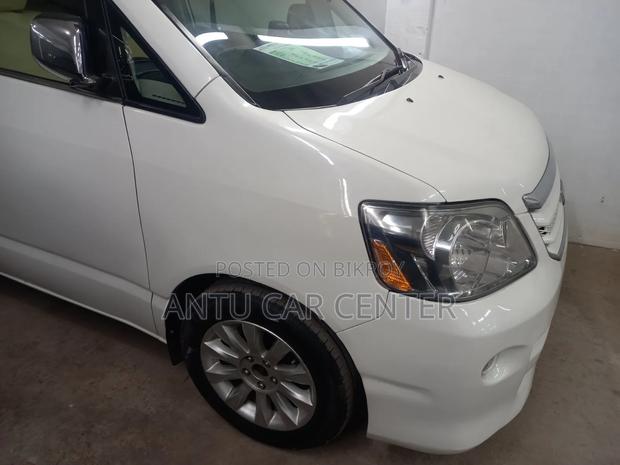 Toyota Noah 2005 White