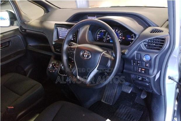 Toyota Noah 2021 Silver