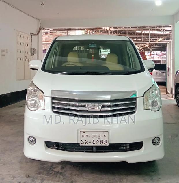 Toyota Noah 2012 Pearl