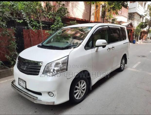 Toyota Noah 2010 Pearl