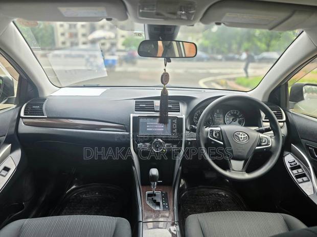 Toyota Premio 2017 Silver