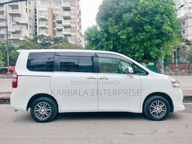 Toyota Noah 2.0 143hp FWD (8 Seater) 2011 Pearl