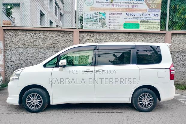 Toyota Noah 2.0 143hp FWD (8 Seater) 2011 Pearl