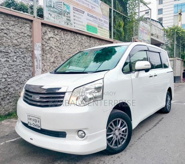 Toyota Noah 2.0 143hp FWD (8 Seater) 2011 Pearl