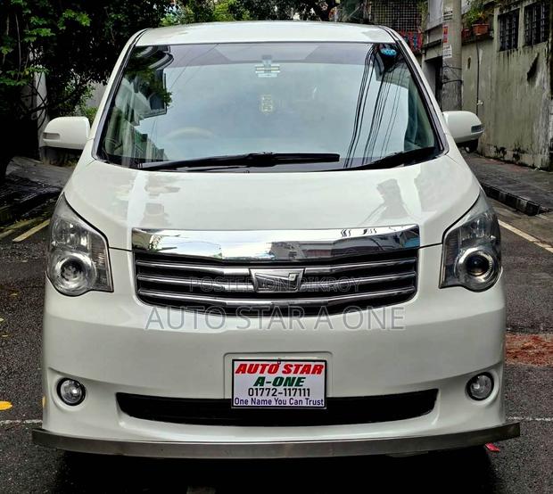 Toyota Noah 2.0 143hp AWD (8 Seater) 2011 Pearl