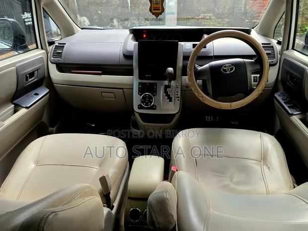 Toyota Noah 2.0 143hp AWD (8 Seater) 2011 Pearl