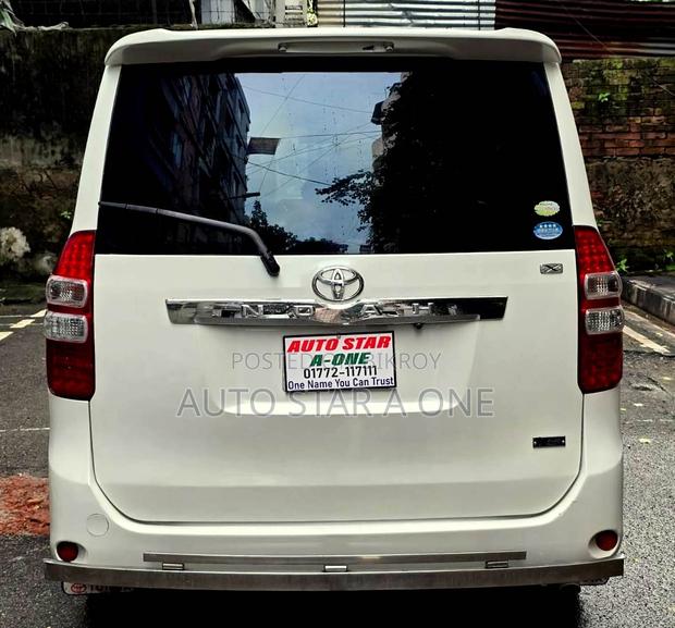 Toyota Noah 2.0 143hp AWD (8 Seater) 2011 Pearl