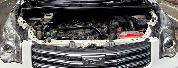 Toyota Noah 2.0 143hp AWD (8 Seater) 2011 Pearl