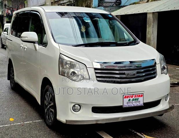 Toyota Noah 2.0 143hp AWD (8 Seater) 2011 Pearl