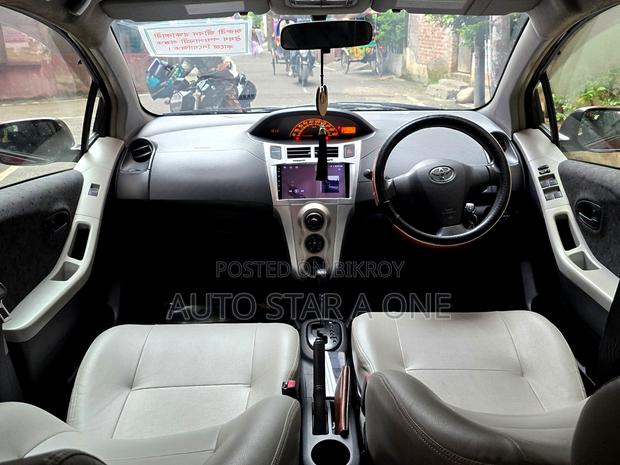 Toyota Vitz 1.0 FWD 5dr 2010 Maroon