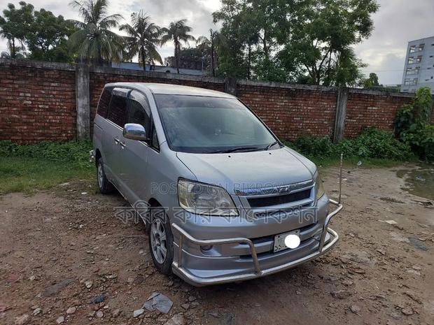 Toyota Noah 2004 Silver