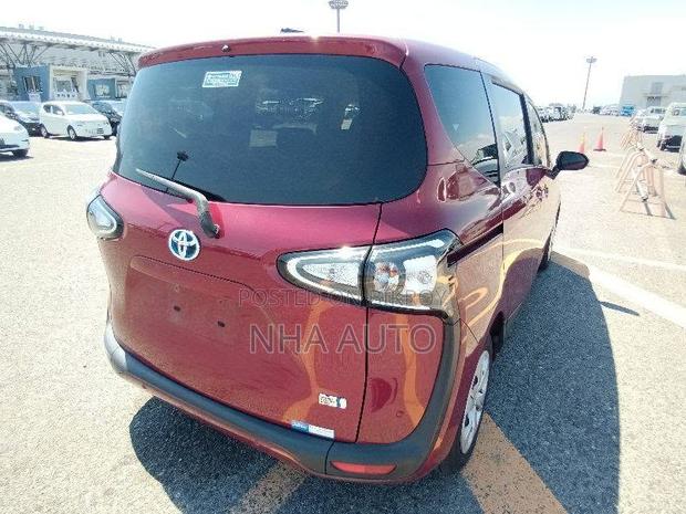 Toyota Sienta 2021 Red