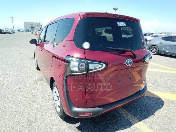 Toyota Sienta 2021 Red