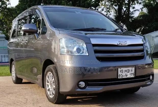Toyota Noah 2.0 143hp FWD (7 Seater) 2009 Gray