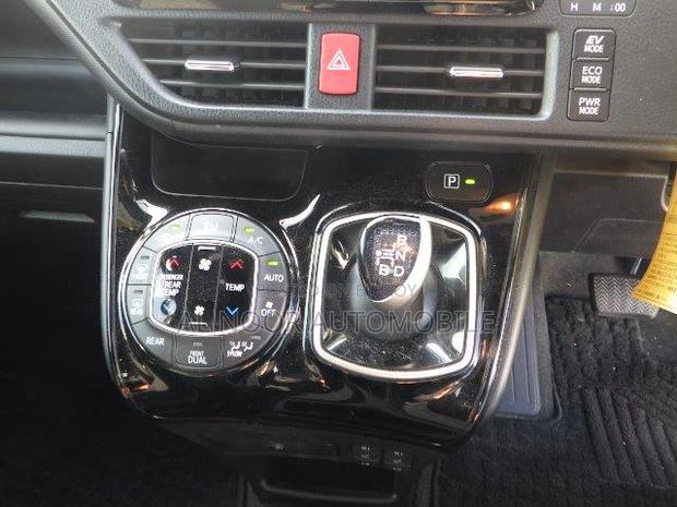 Toyota Noah 2021 Pearl