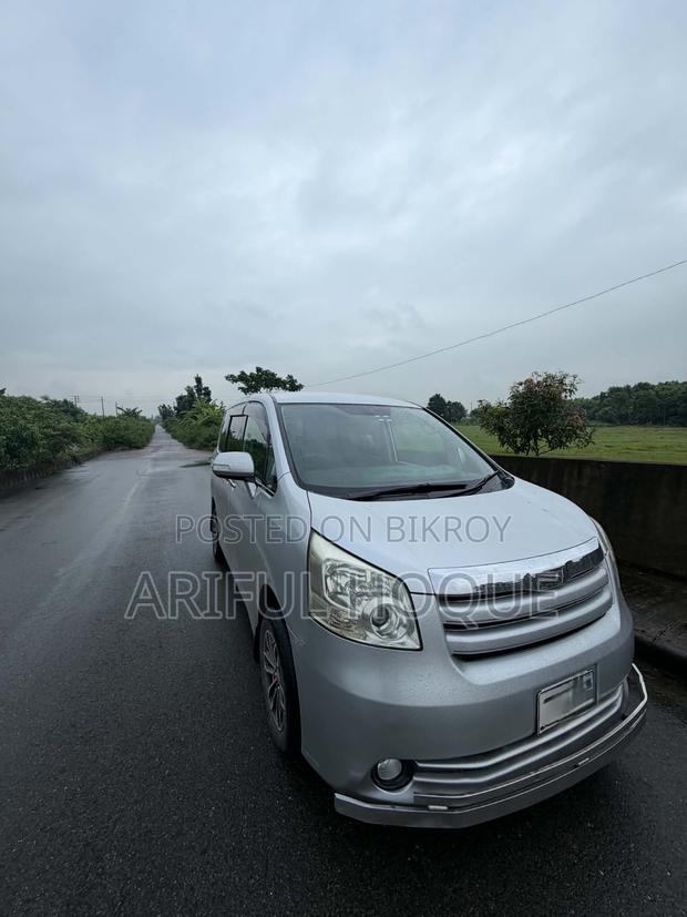 Toyota Noah 2.0 143hp FWD (8 Seater) 2009 Silver