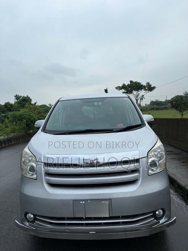 Toyota Noah 2.0 143hp FWD (8 Seater) 2009 Silver