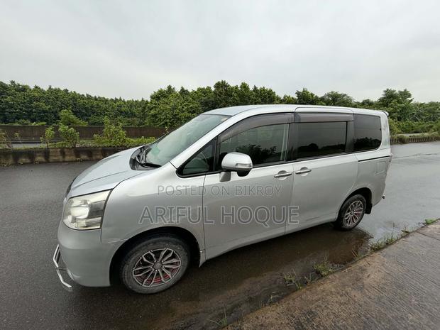 Toyota Noah 2.0 143hp FWD (8 Seater) 2009 Silver