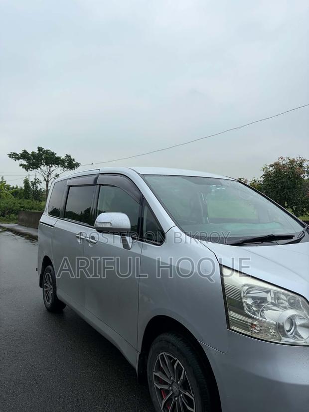Toyota Noah 2.0 143hp FWD (8 Seater) 2009 Silver