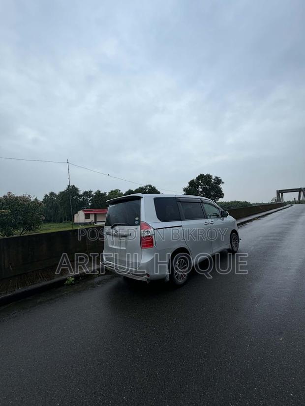 Toyota Noah 2.0 143hp FWD (8 Seater) 2009 Silver