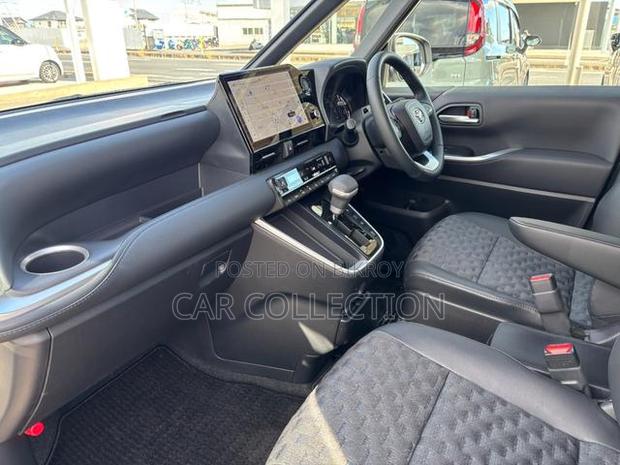 Toyota Voxy 2023 Pearl