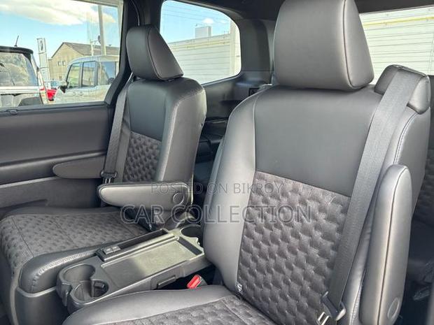 Toyota Voxy 2023 Pearl