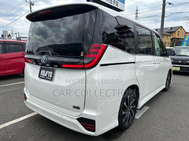Toyota Noah 2022 Pearl
