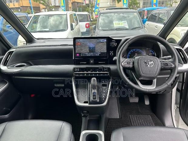 Toyota Noah 2022 Pearl