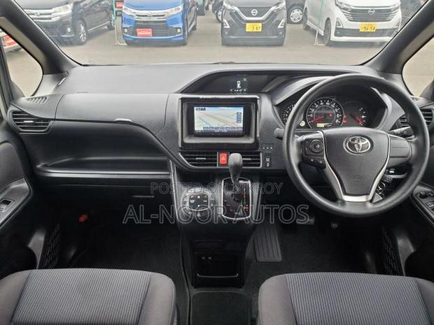 Toyota Noah 2021 Silver