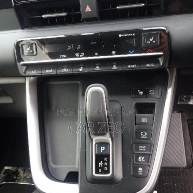 Toyota Voxy Hybrid S-Z 2WD 7-Seater 2022 Pearl