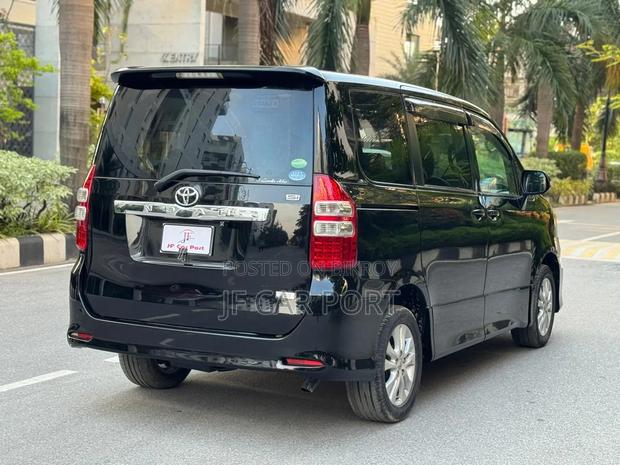 Toyota Noah 2012 Black