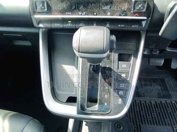 Toyota Noah 2022 Pearl
