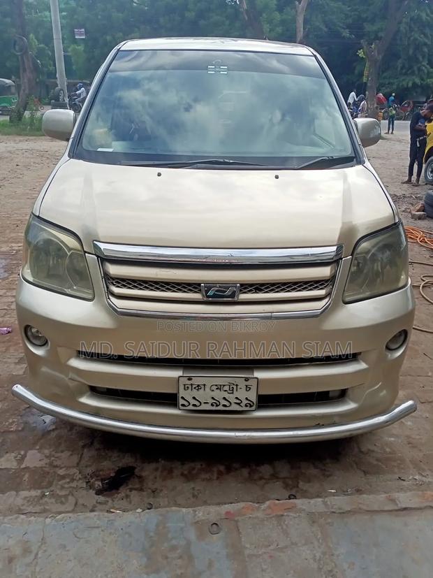 Toyota Noah 2004 Gold