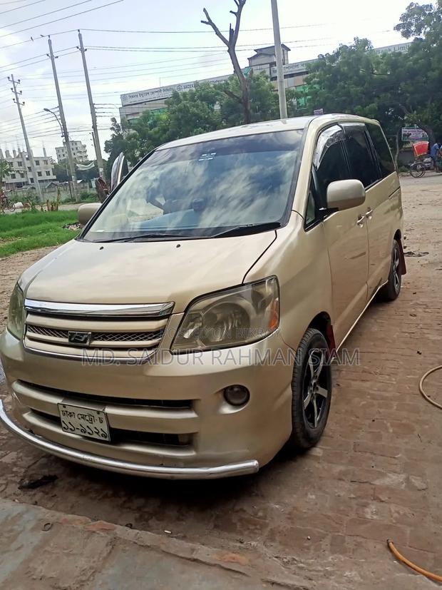 Toyota Noah 2004 Gold