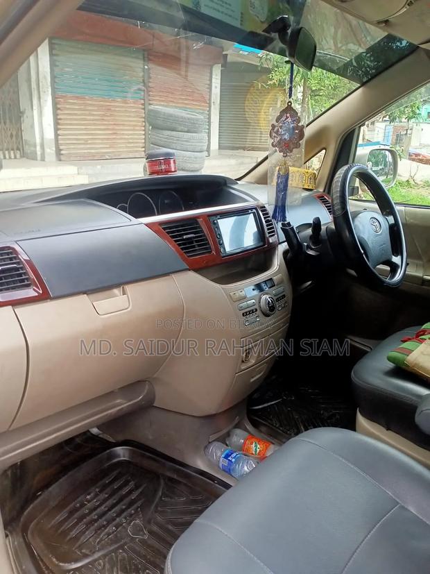 Toyota Noah 2004 Gold