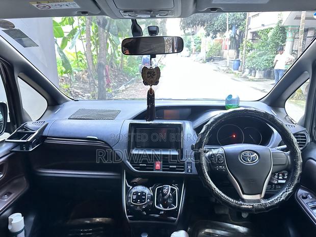 Toyota Esquire 1.8 FWD Hybrid (7 Seater) 2014 Purple