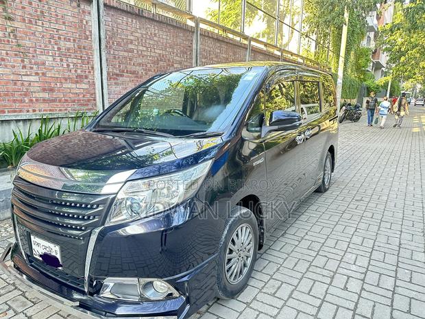 Toyota Esquire 1.8 FWD Hybrid (7 Seater) 2014 Purple