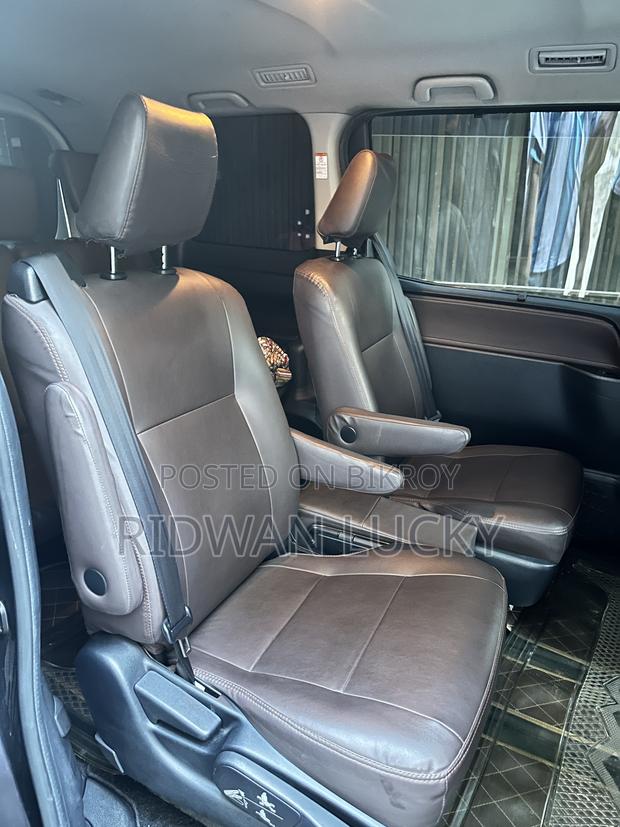 Toyota Esquire 1.8 FWD Hybrid (7 Seater) 2014 Purple