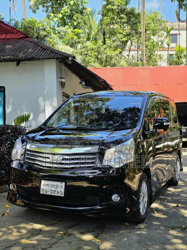Toyota Noah 2013 Gray