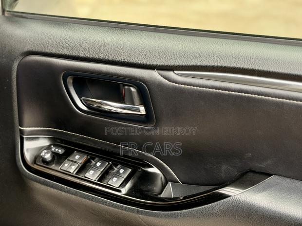 Toyota Esquire 1.8 FWD Hybrid (7 Seater) 2018 Brown