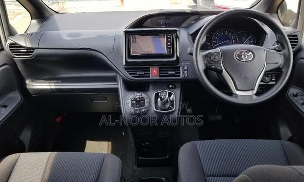 Toyota Noah 2021 Silver