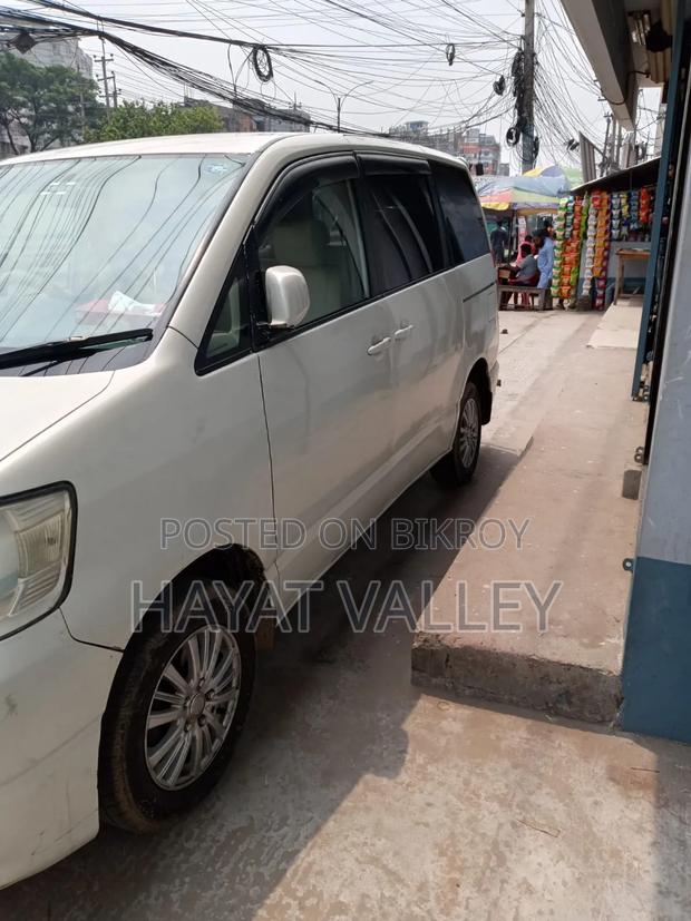Toyota Noah 2004 White