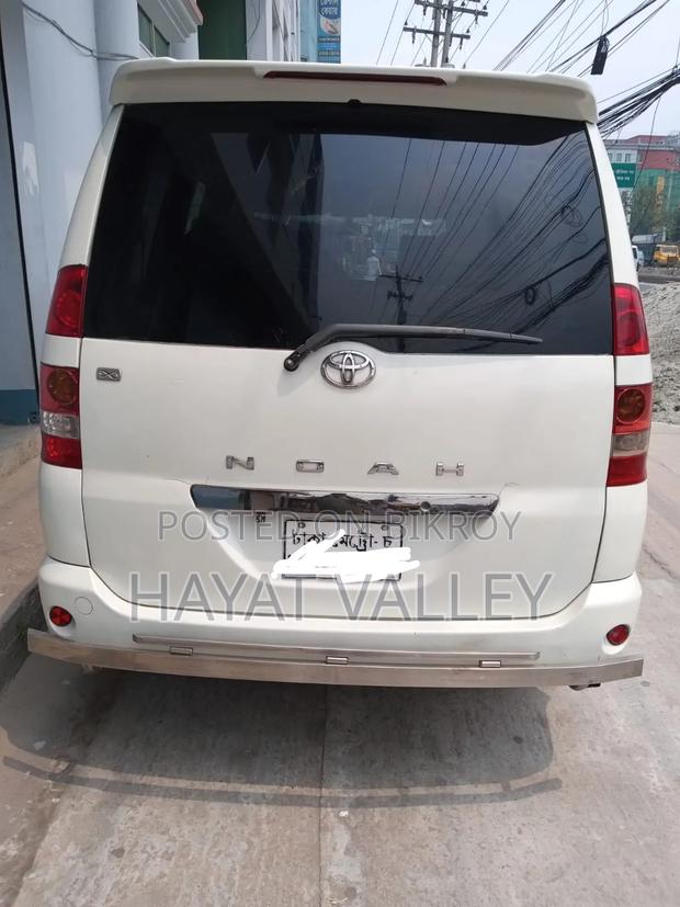 Toyota Noah 2004 White
