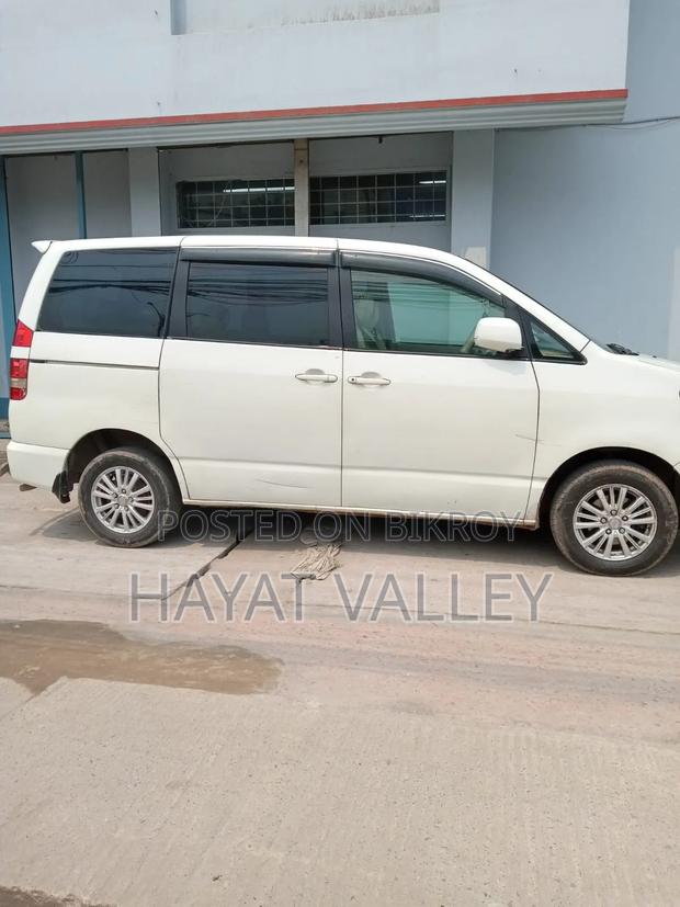 Toyota Noah 2004 White