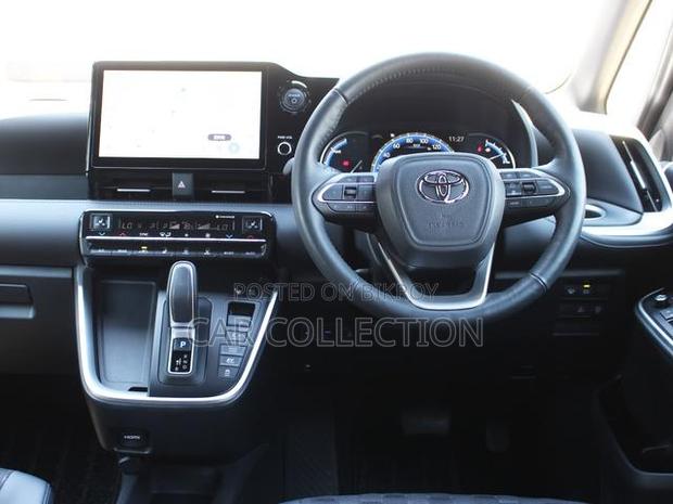 Toyota Voxy 2022 Pearl