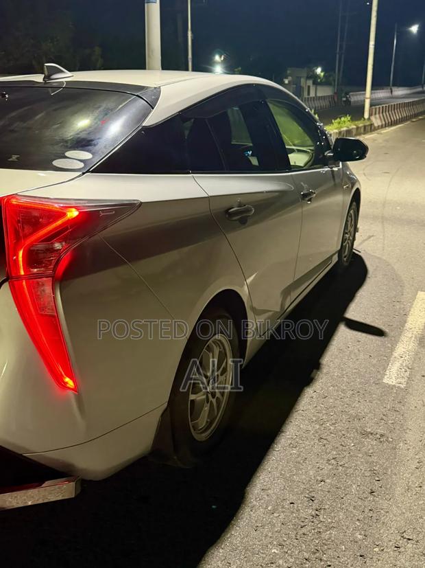 Toyota Prius 4dr Hatchback (1.8L 4cyl Gas/Electric Hybrid CVT) 2016