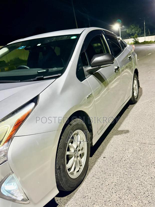 Toyota Prius 4dr Hatchback (1.8L 4cyl Gas/Electric Hybrid CVT) 2016